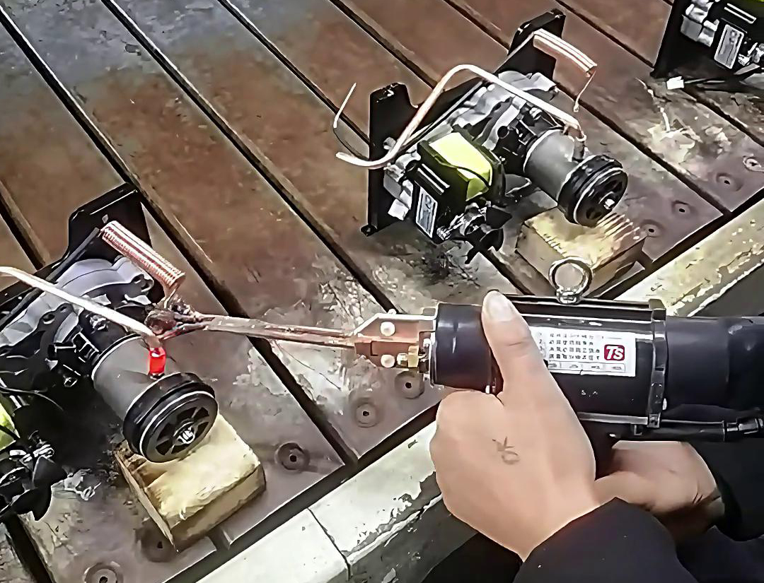 在压缩机铜管焊接中，手持式高频焊机已经得到了广泛应用