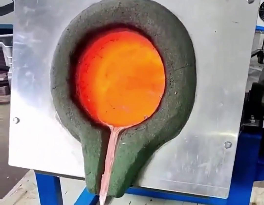 70千瓦中频熔炼炉，采用氧化镁30公斤坩埚熔炼铁块30公斤
