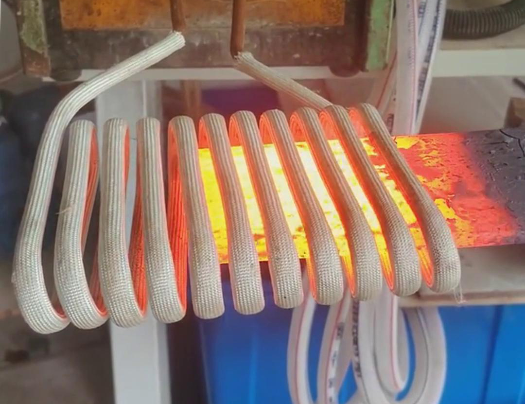 在铁板局部加热中，高频加热机是一种高效、精确且节能的设备(图2)