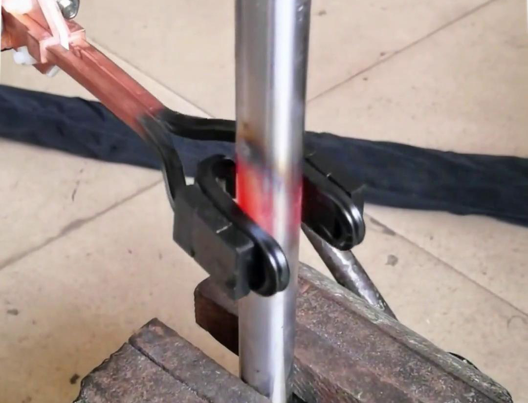 手持式高频机配合U型开口线圈加热直径25mm的圆钢是一种高效、灵活的加热方法