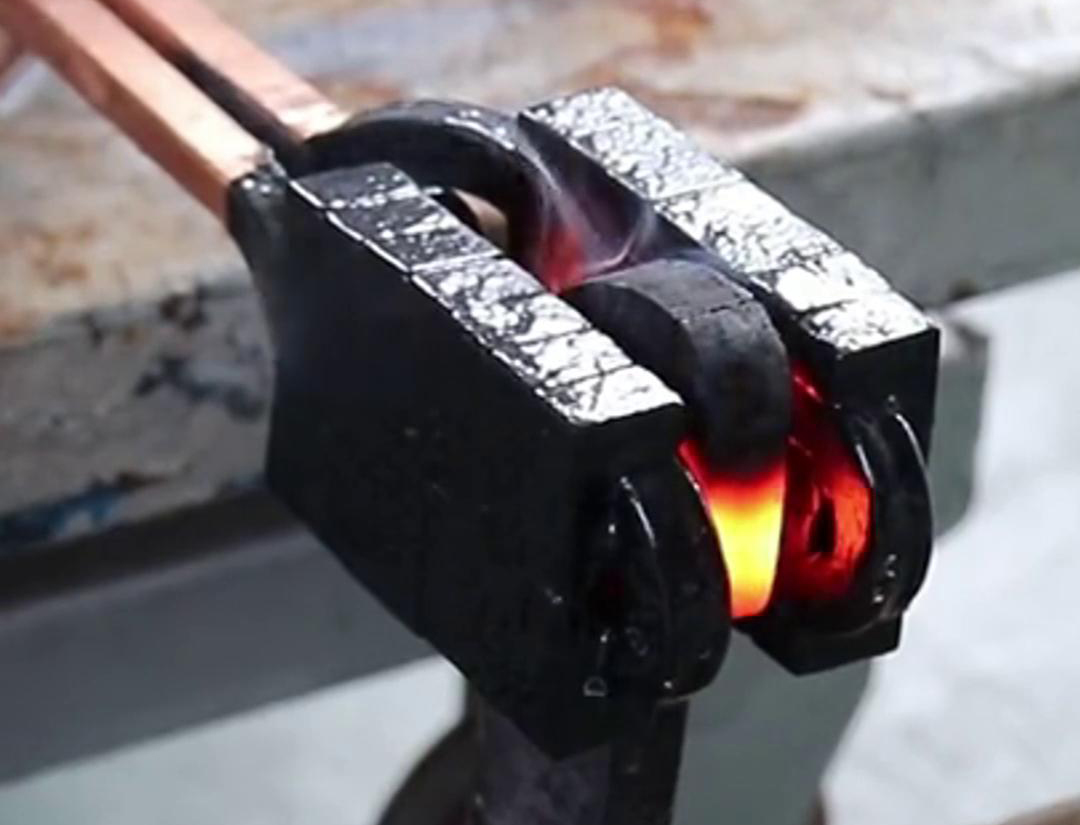 手持式高频加热机采用 U 型开口线圈设计，让加热方便更均匀