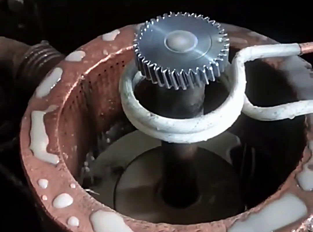 齿轮高频淬火，其加热速度快，氧化脱碳少