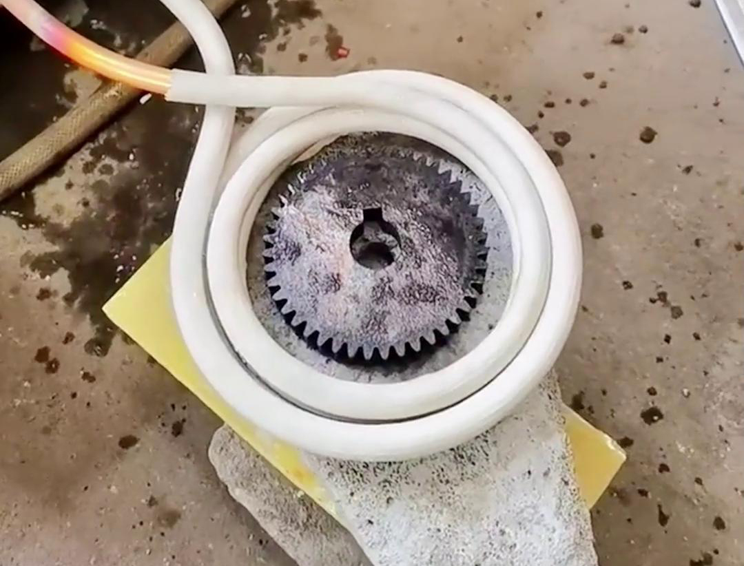 高频久久大香蕉久久能够使齿轮的齿根和齿面温度升高，而心部保持原状