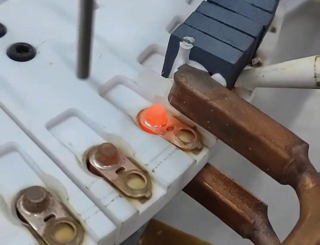 全自动高频焊接设备，用于铜端子的自动化焊接