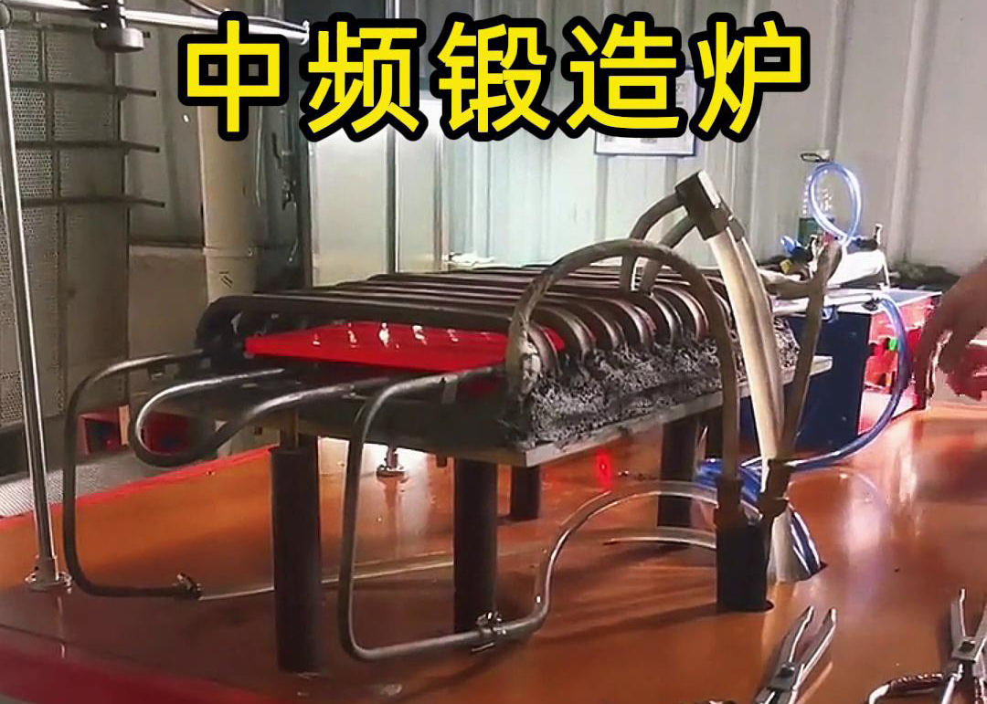 中频铜板锻造加热炉，采用大香蕉手机在线视频加热技术，配合送料机自动上下料