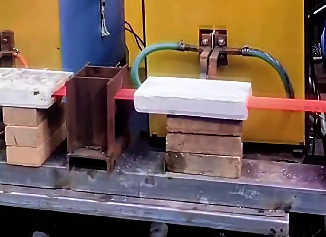 高频大香蕉手机在线视频加热机在热轧钢板生产线中可快速加热钢坯