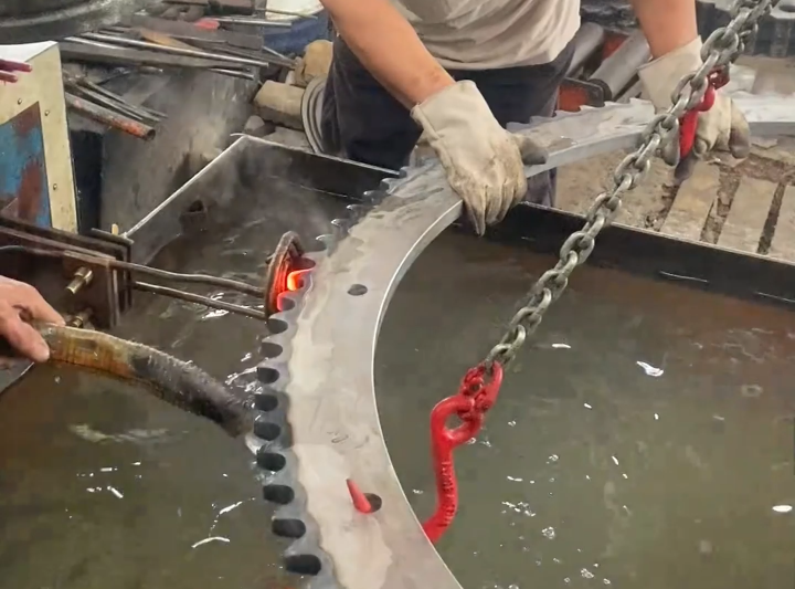 超大齿轮单齿淬火：人工操作的局限与卧式机床的必要性