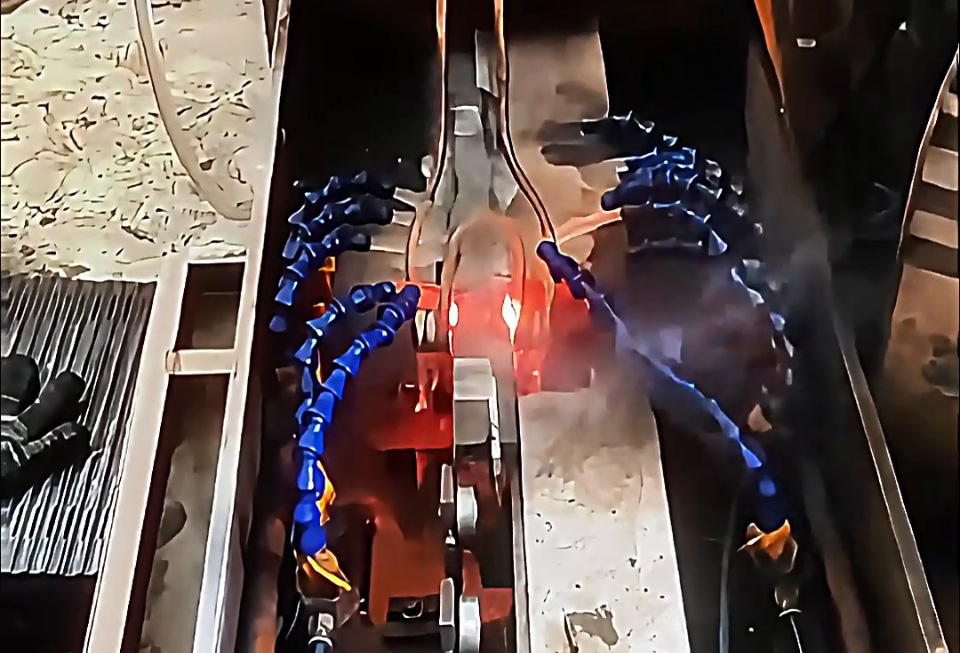 简易高频淬火生产线：直线工件连续淬火的高效方案，速度控温 + 固定功率实现批量处理(图1)