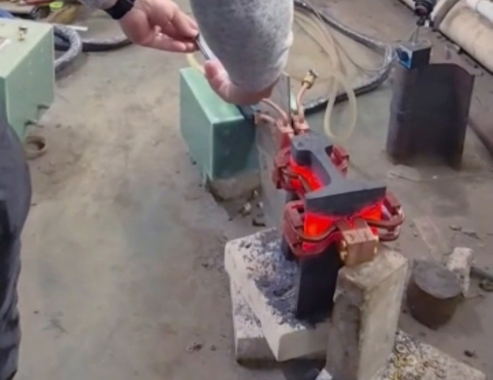 钢轨正火工艺升级！海瑞拓中频加热机，高效赋能轨道钢提质降本