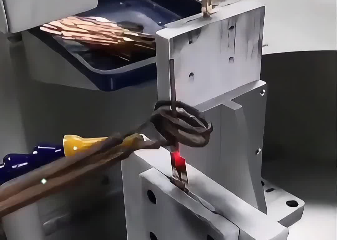 散热器毛细铜管和铜板焊接的局部过程，人工上料的半自