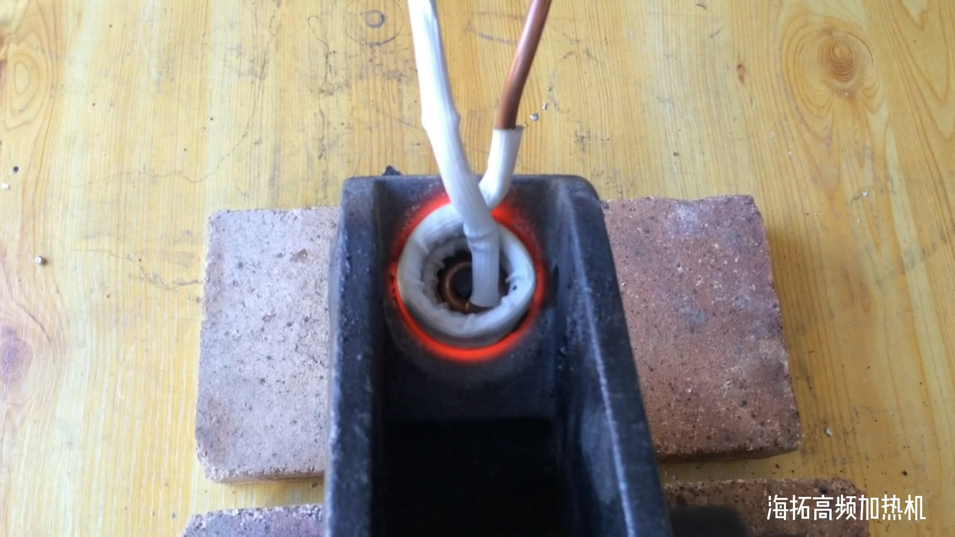 高频大香蕉手机在线视频加热设备对工件内孔淬火热处理