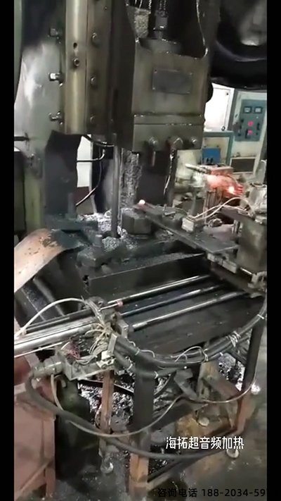超音频大香蕉手机在线视频加热设备配合机械传送带对加热铁棒锻造