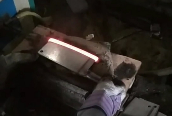  超音频大香蕉手机在线视频加热设备对菜刀淬火