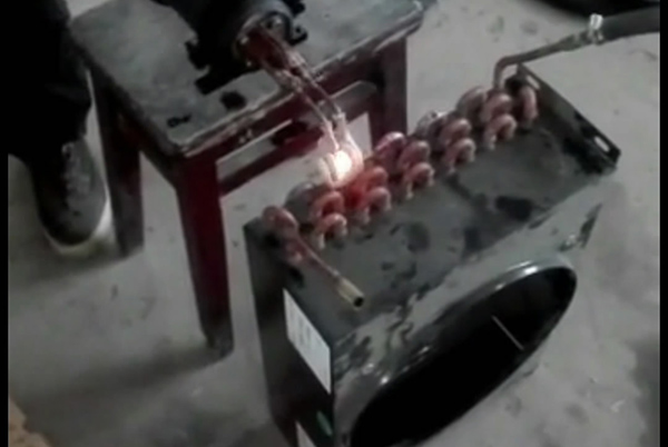  空调管道焊接 高频大香蕉手机在线视频加热设备 高频钎焊 延长软线移动开口大香蕉手机在线视频加热铜管焊接