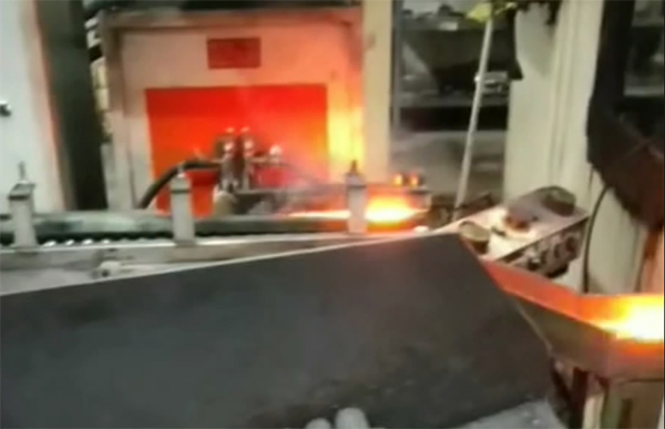 高频大香蕉手机在线视频加热机 加热后上冲床红冲锻打 人工减少效率高