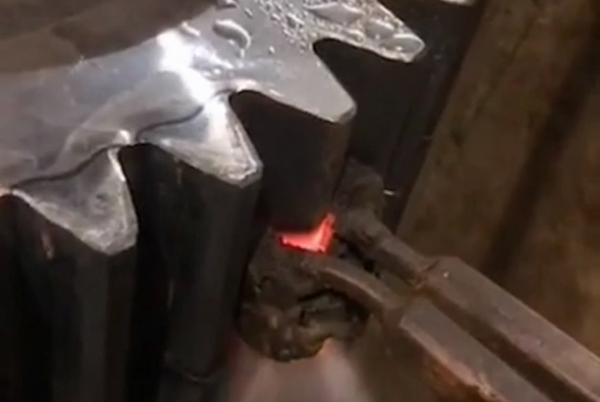 大齿轮单齿淬火用高频大香蕉手机在线视频加热久久大香蕉久久