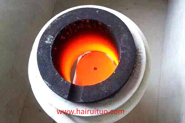 广东海瑞拓的小型熔炼炉有哪些优势和特点