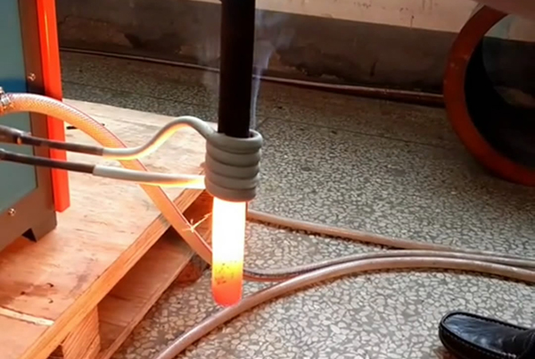 高频大香蕉手机在线视频加热设备对铁棒加热退火