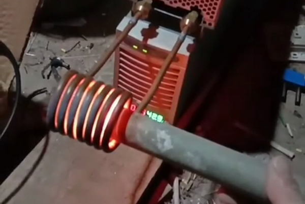 看一看小型大香蕉手机在线视频加热设备加热钢管有多快