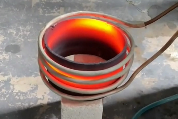 中频大香蕉手机在线视频加热成套设备对钢丝进行索氏体化处理